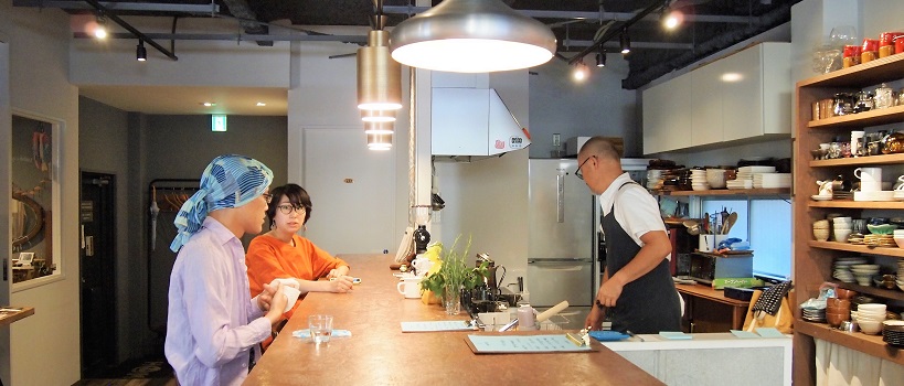 本職は僧侶。水曜朝はカフェの店長。